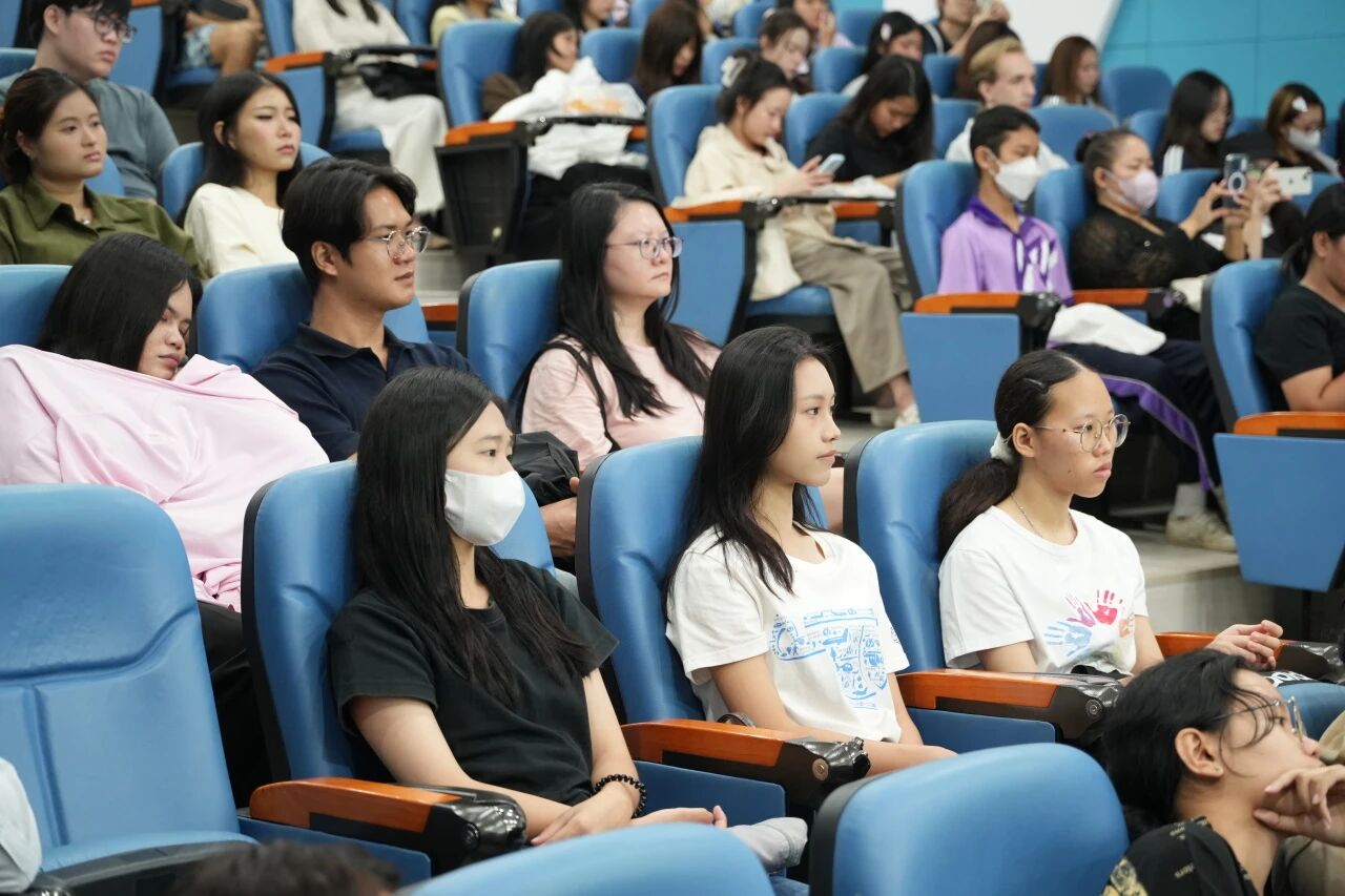 ผู้ฟังนั่งเต็มห้องบรรยาย