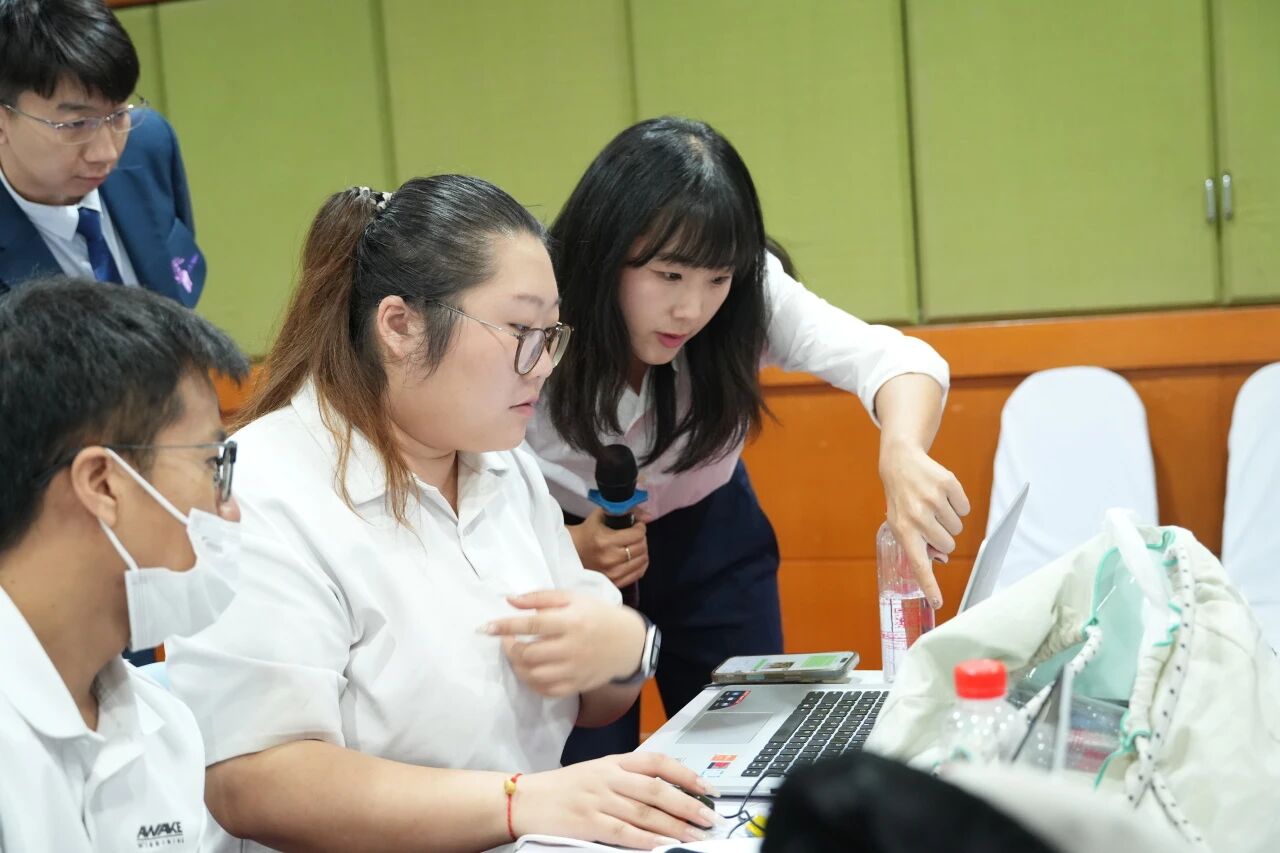 ครูสามคนช่วยกันทำงานหน้าคอมพิวเตอร์