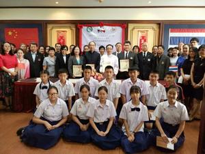 นักเรียนและแขกผู้มีเกียรติถ่ายภาพหมู่ในพิธีเปิดห้องเรียนขงจื่อ